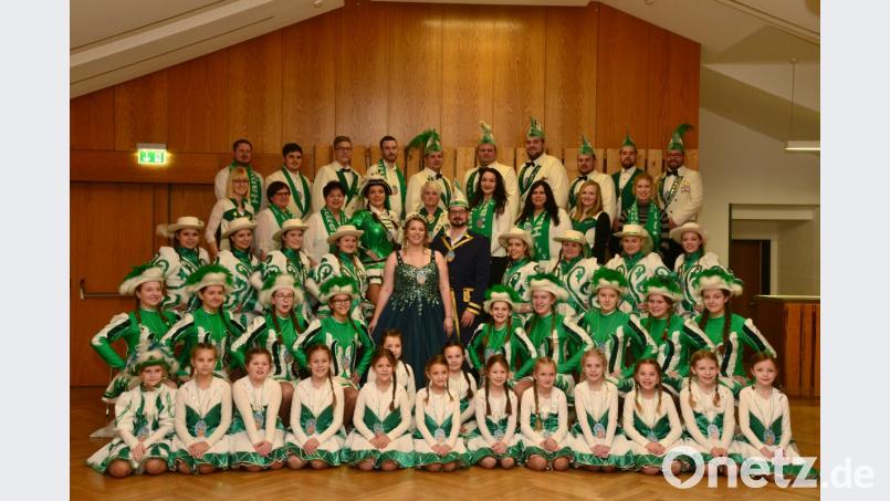 Das Faschingsprinzenpaar Michael VI. und Theresa I. inmitten des Hofstaates und der Garden. FV-Präsidentin Verena Hoch (hinter dem Prinzenpaar) fiebert dem Inthronisationsball am 12. Januar, ab 20 Uhr, Einlass ab 19 Uhr, im Festsaal, entgegen. Bild: bey