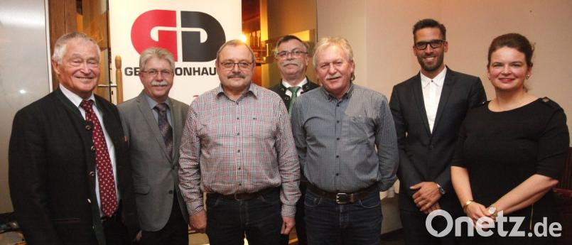 Die Firmenleitung verabschiedete Ludwig Biller (Dritter von rechts) und Peter Lotter (Dritter von links) in den Ruhestand. Bild: Hirsch