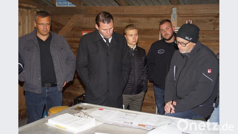 Martin Spörl (rechts) stellte Landrat Thomas Ebeling die Pläne zum Bau des Funktionsgebäudes des JMC auf dem Open-Air-Gelände vor. Bild: mmj