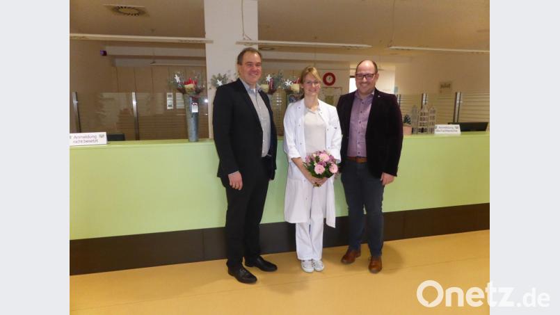 Freuen sich über die Erweiterung des Leistungsspektrums des MVZ. Im Bild (von links) Geschäftsführer Alexander Meyer, HNO-Fachärztin Dr. Hanna Rödig und Prokurist Andreas Plannerer. Bild: exb