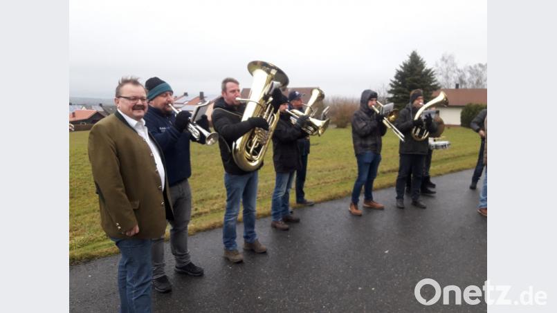 Die Blaskapelle Thanhausen bringt 1. Bürgernmeister Alfred Stier ein Neujahrsständchen Bild: rdh