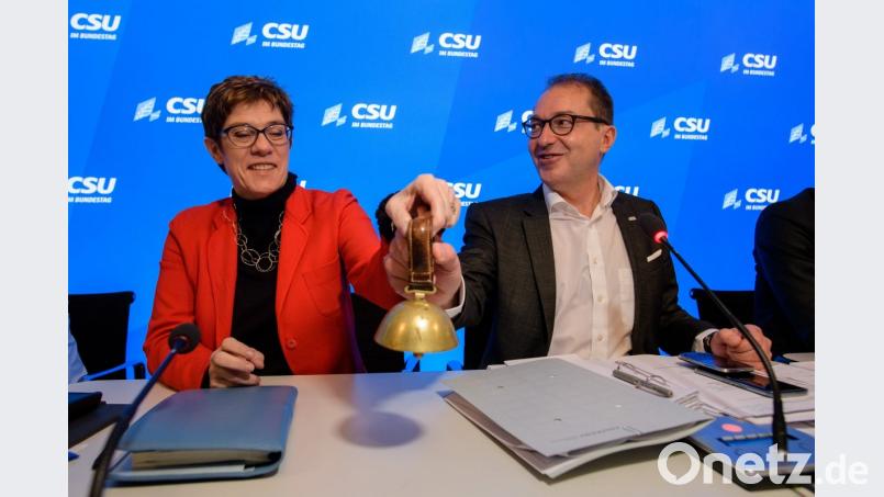 Alexander Dobrindt und Annegret Kramp-Karrenbauer läuten gemeinsam das Glöckchen zur Eröffnung des Gesprächs bei der CSU-Winterklausur im Kloster Seeon. Bild: Matthias Balk