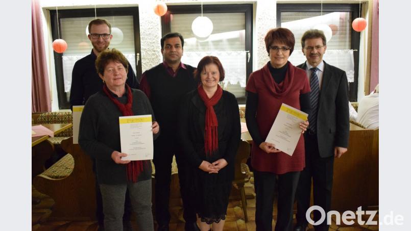 Berthold Strahl (rechts), Karin Kuhbandner (Dritte von rechts) und Pfarrer Anish George (Dritter von links) danken Sabine König (Zweite von rechts), Annemarie Enders (vorne, links) und Johannes Kuchenreuther (hinten, links) für ihre Treue zum Kirchenchor. Bild: soj