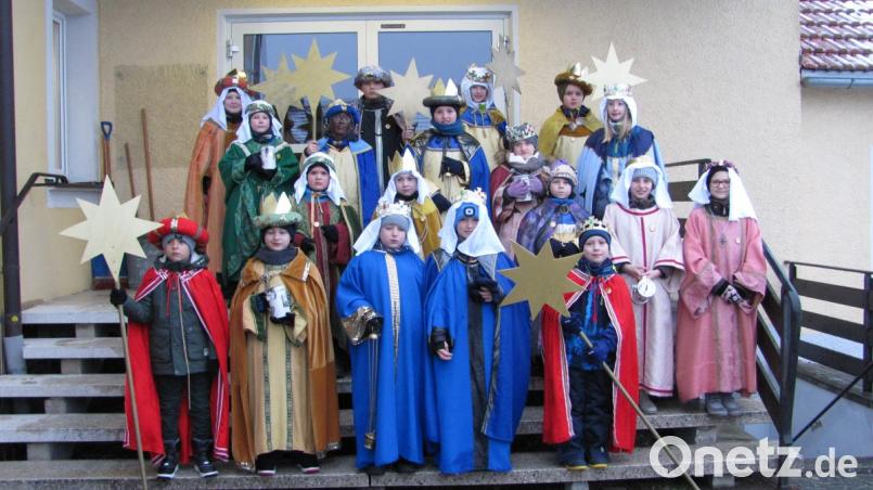 Sieben Gruppen von Sternsingern ziehen mit ihren erwachsenen Begleitern von der katholischen Pfarrei am Samstag durch den Ort. Bild: sei