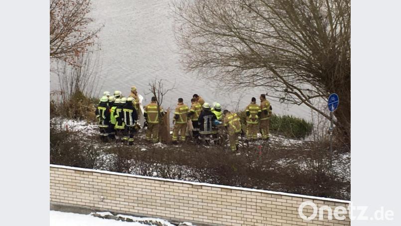 Die Schwandorfer Wehr band an der Naab bei Krondorf auslaufendes Öl aus einem Mofa, das als gestohlen gilt. Bild: Uli Weich/exb