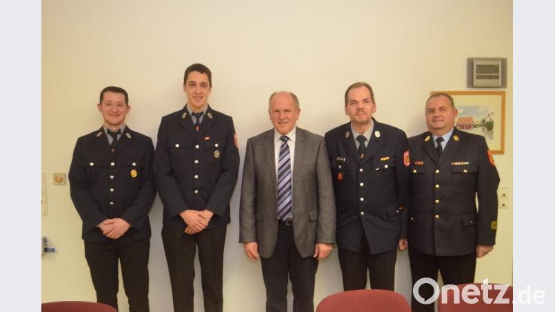 Markus Specht und Martin List (von rechts) werden von Bürgermeister Michael Bauer mit großem Dank verabschiedet. Neue Kommandanten der Feuerwehr sind Johannes Albrecht und Thomas Kaiser. Bild: fz