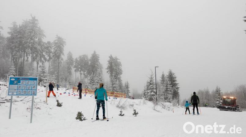 Während sich erfahrene Nachwuchsskifahrer beim Langlauf mit den Eltern auspowerten, versuchte sich der Anfänger an den Trainingsstationen der frisch eingeweihten Skitty World Nordic. Bild: dtr