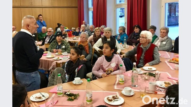 Ali Hassan (links) war aus Sulzbach-Rosenberg gekommen, um zu übersetzen. Oft musste er aber gar nicht tätig werden, weil sich die Geflüchteten bemühten, Deutsch zu sprechen. Bild: gri