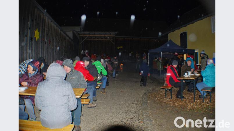 Im Hof der Alten Posthalterei wartete abschließend eine leckere Brotzeit auf die Wanderer Bild: enz