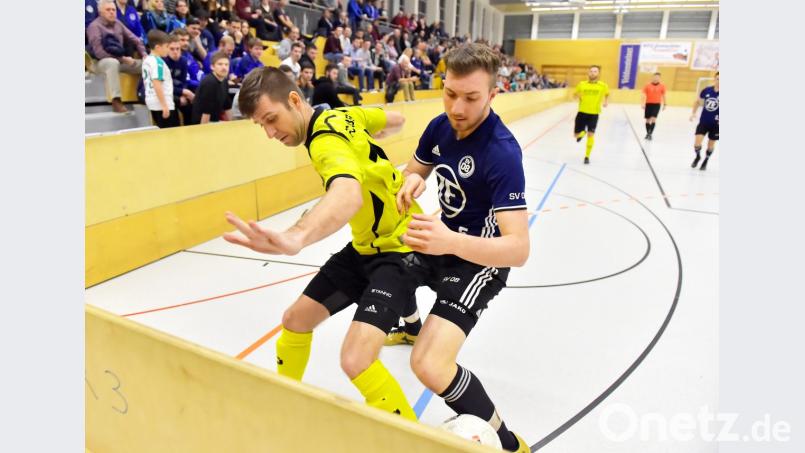 Szene aus dem Spiel um Platz 7 und 8: SV 08 Auerbach (rechts) gegen den FC Amberg mit Alexander Greger (links). Endergebnis: 3:2. Bild: Ziegler