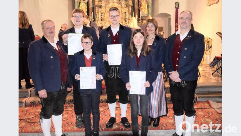 Von links: Vorstand Markus Mitschke, Raphael Junkes (Bronze -Trompete), Lukas Geitner (Bronze -Posaune), Christoph Reindl (Gold – Tenorhorn), Franziska Höllriegl (Bronze – Klarinette), Anja Paulus, Michael Schaefer. Bild: bö