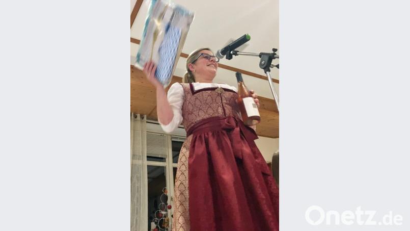 Johanna Müller als neue Auktionatorin bei der Freudenberger Christbaumversteigerung. Bild: gri