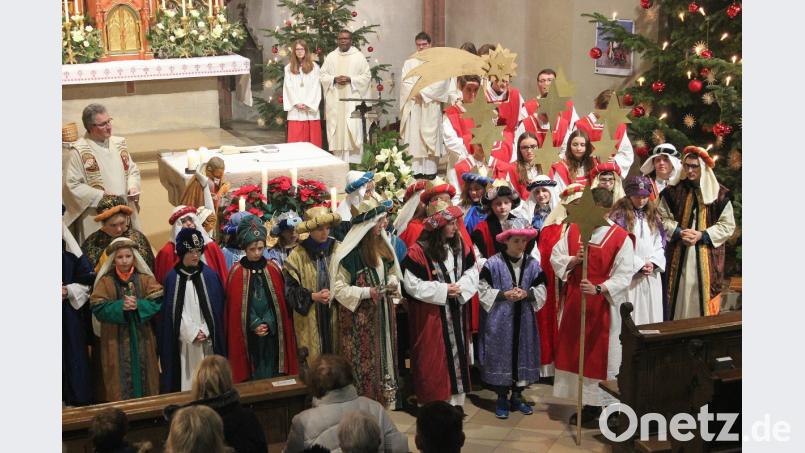 In einem feierlichen Gottesdienst wurden am Neujahrstag die Sternsinger ausgesandt in die Straßen von Nabburg und die Ortschaften der Pfarrei. Bild: bph