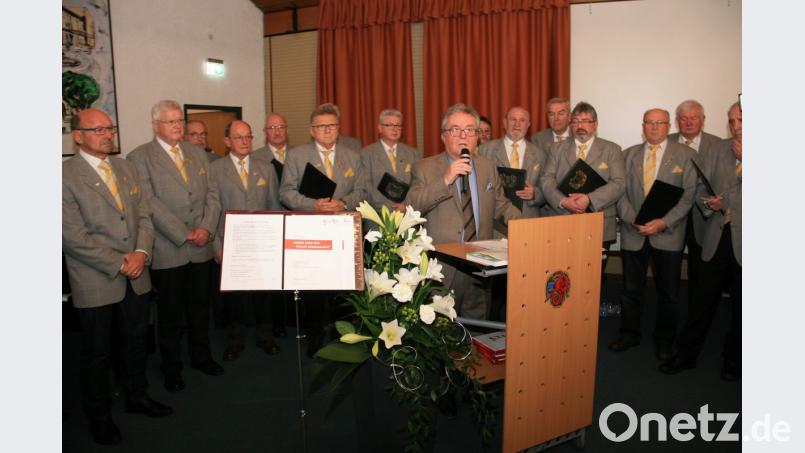 Toni Dutz wurde bei seiner Neujahrsansprache vom Gesangverein aus Schönhaid begleitet. Bild: wro