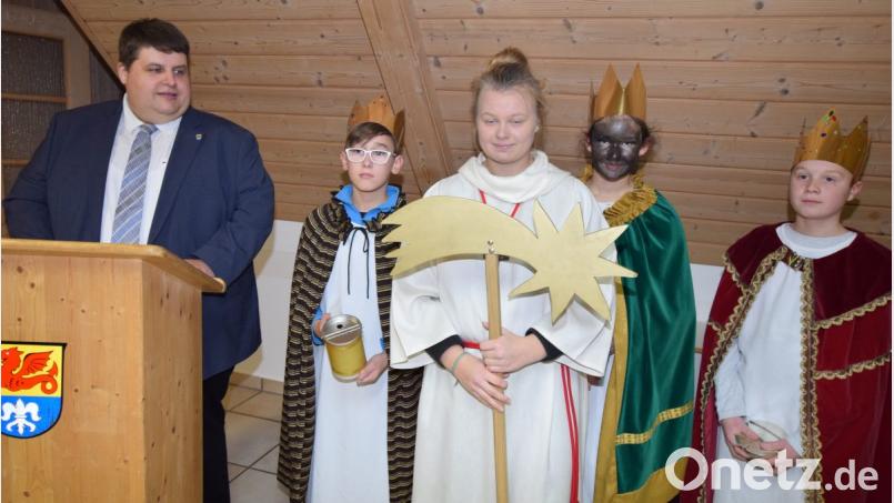 Bürgermeister Dieter Dehling lauscht den Segenswünschen der Sternsinger. Bild: no