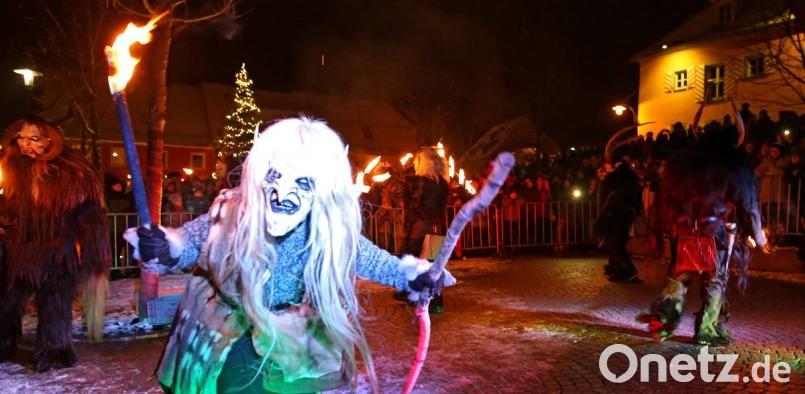 Frau Percht und ihre „Wilde Jagd“ bringen den Besuchern die alte Mythologe um die Raunächte nahe. Bild: mef