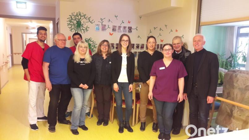 Im Senioren-Servicehaus Neusorg besuchen beim Neujahrsempfang Auszubildender Imad Checkroun (von links), Heimbeiratsvorsitzender Lutz Wuttke, Azubi Jakob Langmeier, Pflegedienstleiterin Kristina Meier, Verwaltungsleitung Iris Riedl, Projektleiterin Eva Maria Hasenfürter, Hausleiterin Tina Ahrendt, Stefanie Bodenschatz von der sozialen Betreuung, Pfarrer Hans Riedl und Bürgermeister Peter König die Bewohner und wünschten ihnen ein glückliches und gesundes neues Jahr. Bild: öt