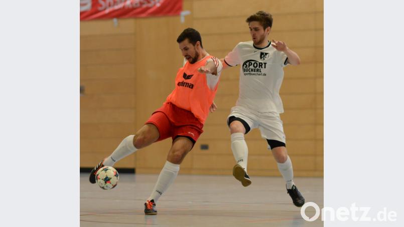Der TV Nabburg war am Sonntag nicht zu stoppen: Patrick Greindl (links) und seine Teamkollegen qualifizierten sich in Schwarzenfeld für die Futsal-Endrunde in Roding. Bild: ham