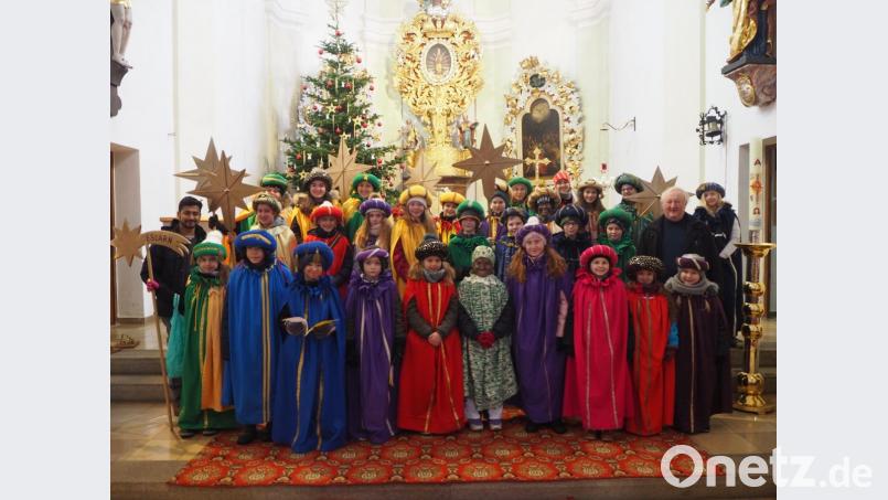 Insgesamt 29 Sternsinger entstandten Pfarrer Erwin Bauer und Pfarrvikar Bivin, darunter der Stern von Berlin (li). Bild: gz