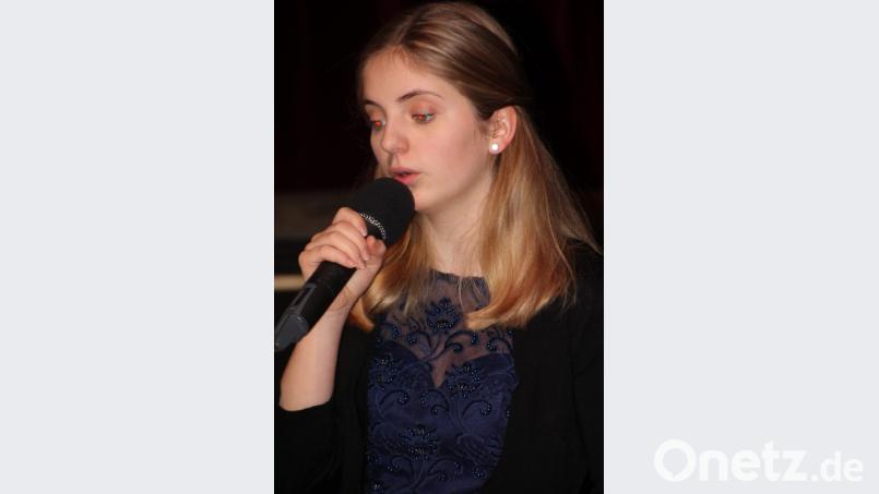 Luisa Zeitler singt Werke von Andrew Lloyd Webber und Giacomo Puccini und heimste dafür kräftigen Sonderapplaus ein. Bild: kro