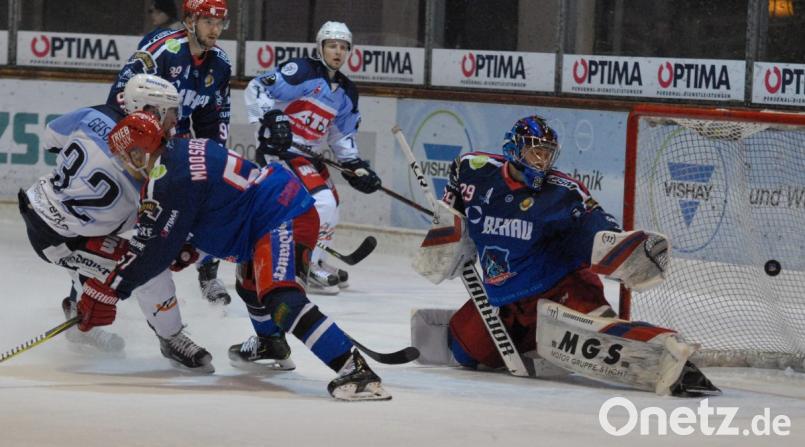 Die Blue Devils verloren am Sonntag das Derby bei den Selber Wölfen mit 2:3 nach Verlängerung. Das Bild zeigt den Treffer von Herbert Geisberger (links) zum zwischenzeitlichen 1:2. Bild: Rudi Gebert