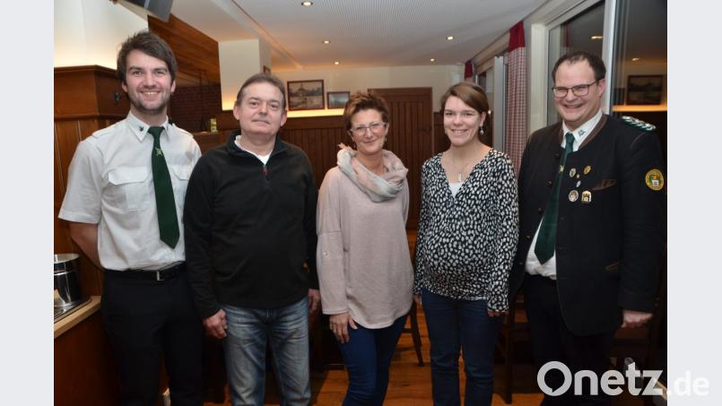 Außer zahlreichen Vorstandsmitgliedern wurden Franz Reil, Claudia Schuhmann und Julia Eiberweiser (von links) von Gauschützenmeister Stefan Brandmiller (rechts) und Schützenmeister Thomas Eiberweiser (links) mit Würdigungen des BSSB oder DSB ausgezeichnet. Bild: dob