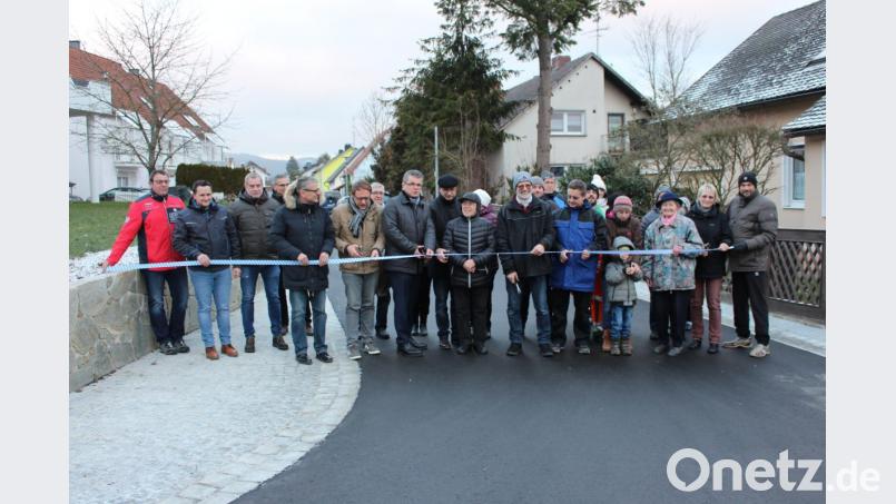 Bürgermeister Martin Birner durfte die Schere ansetzen und die Straße zusammen mit weiteren Verantwortlichen für den Verkehr freigeben. Bild: sns