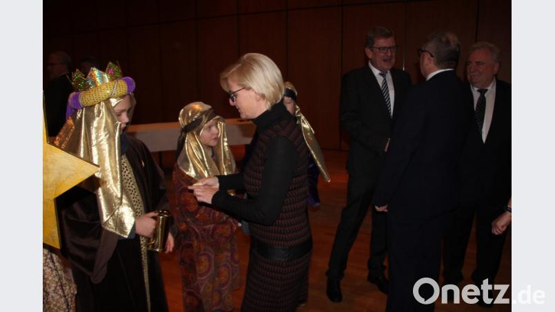 Traditionell bieten die Sternsinger um Spenden für das diesjährige Sternsinger-Projekt. Bild: kro