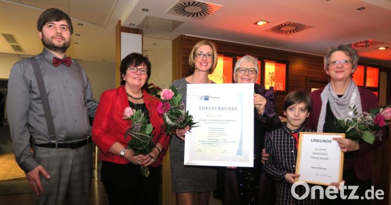 Jonas Joswig (links) und Inge Bauer-Joswig (Dritte von rechts) ehrten die Mitarbeiterinnen Sigrid Willmann (rechts) und Sandra Schmidbauer-Hermann (Dritte von links) und verabschiedeten Buchhalterin Doris Koller (Zweite von links). Bild: Hirsch