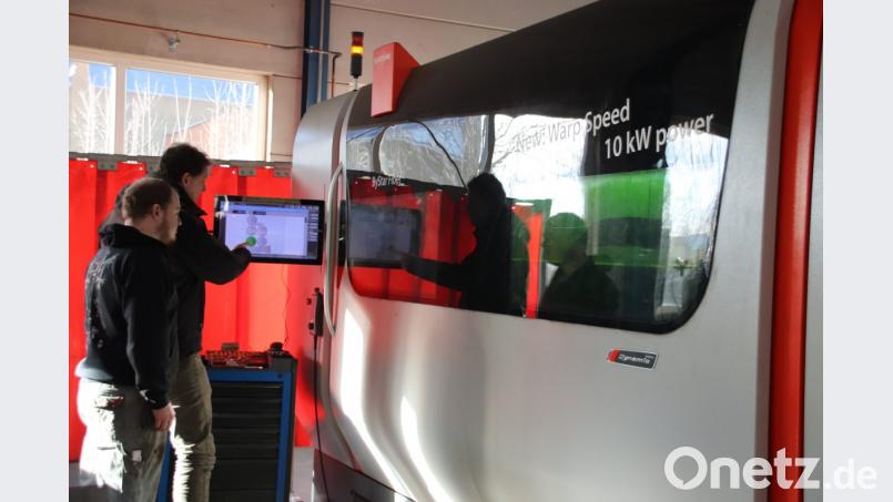 Der Bystronic-Laserschneider, einer der besten auf dem Markt, ist der Stolz der Metallbaufirma Eckert. Bild: Thomas Dobler