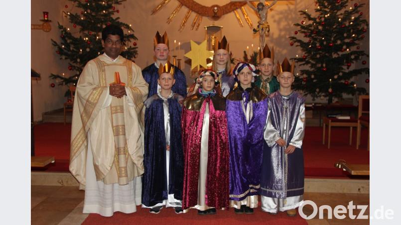 Das Bild zeigt die Sternsinger aus Trisching bei ihrer Aussendung durch Pfarrvikar Pater Charles. Bild: ral