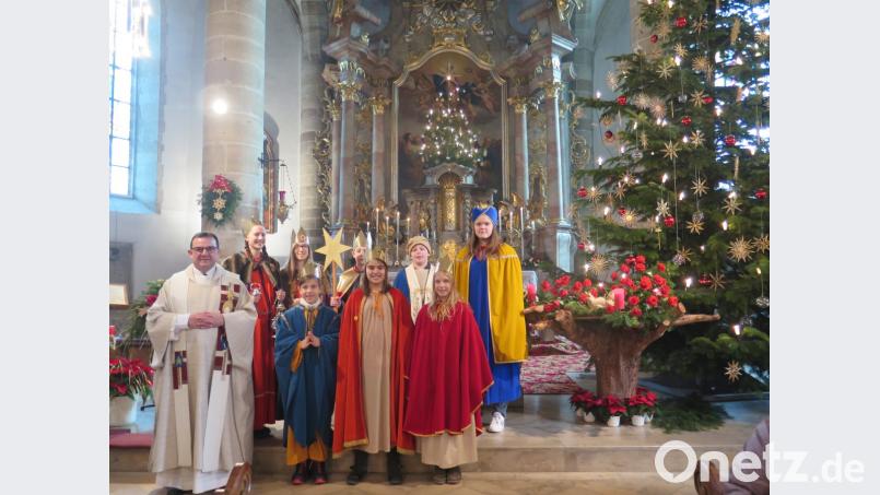Einige der Sternsinger ministrieren beim Sternsinger-Gottesdienst am Dreikönigstag in der Stadtpfarrkirche. Bild: jzk