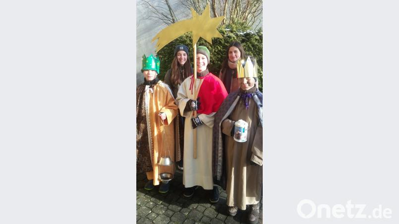Diese Pfreimder Sternsingergruppe war im &quot;Dreieck&quot; in Pfreimd unterwegs um den Segen zu bringen Bild: hm