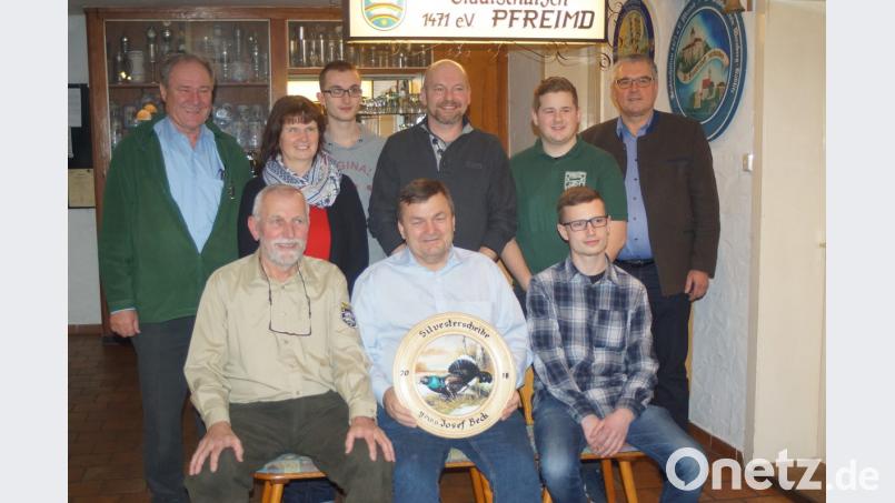 Die Silvesterscheiben 2018 gewann Josef Beck von den Eisstockschützen . Dabei die besten Schützen des Silvesterschießens, allen voran Karin Ruhland mit der besten Serie, dazu gratulierte Schützenmeister Rudi Schreyer und Bürgermeister Richard Tischler Bild: slh