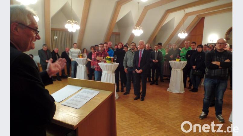 Für Bürgermeister Manfred Kratzer (links) gilt in seinem Jahresrückblick beim Neujahrsempfang vor zahlreichen Gästen im Sitzungssaal des Rathauses, manches könnte, manches müsste und anderes sollte angesprochen werden. Bild: Brendel, Hubert (BR)