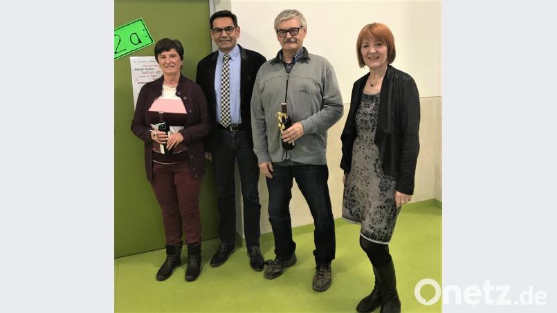 Inge Dietl (von links) wurde nach 14-jährigen Pausenverkaufs an der Schule von Rektor Thomas Schmidt verabschiedet. Mit auf dem Bild sind Konrektorin Ruth Seitz (von rechts) und Hermann Dietl. Bild: rgr