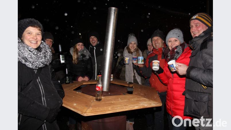 Die Zuschauer wärmten sich von innen mit Glühwein und Feuerzangenbowle
Weitere Bilder für eine Bildergalerie. Bilder: frd Bild: frd