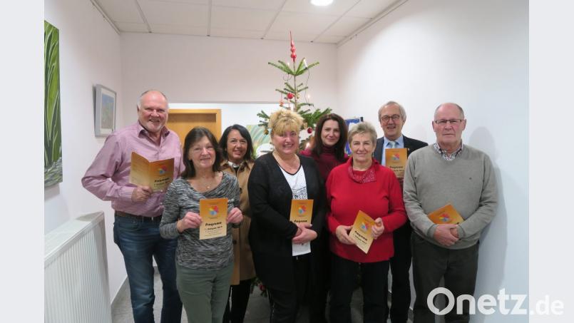 Die Macher des Seniorenprogrammes (von links.): Seniorenbeauftragter und stellvertretender Bürgermeister Ursensollen, Norbert Schmid, Barbara Kreitmeier (Koordinatorin Rathaus Ammerthal), Bürgermeisterin Alexandra Sitter, Monika Fruth (Seniorenbeauftragte Ammerthal), Sonja Scharl (Koordinatorin Ursensollen und verantwortlich für Layout), Maria Graml (stellvertretende Seniorenbeauftragte Ursensollen), Ursensollens Bürgermeister Franz Mädler und Kulturbeauftragter von Ammerthal, Dieter Strobel. Bild: ua
