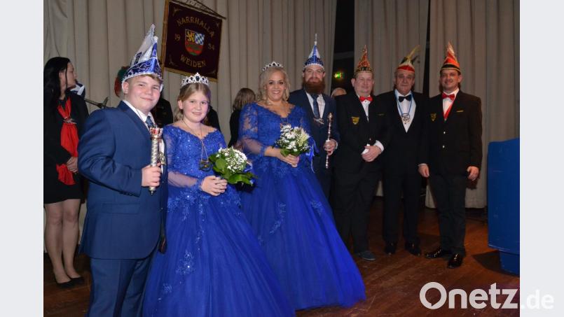Hoheiten und hohe Gäste vereint (von links): Das Kinderprinzenpaar Tim und Julia, das Prinzenpaar Patricia und Georg, Narrhalla-Vizepräsident Jürgen Schneider, Ehrensenator OB Kurt Seggewiß und Präsident Christian Würdinger. Bild: hcz