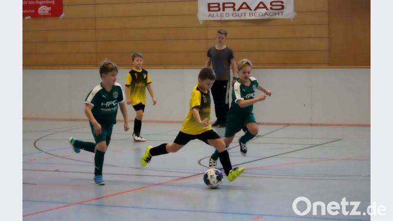 Kurz vor dem Spannschuss hat dieser F-Jugend-Spieler beim Spiel des TSV Stulln gegen den ASV Burglengenfeld nur den Ball im Blick. Bild: exb