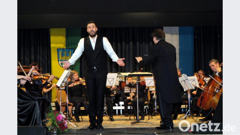 Auf der Bühne wird großartige Musik zur Jahreswende von Solisten wie Instrumentalisten geboten. Bild: ubb