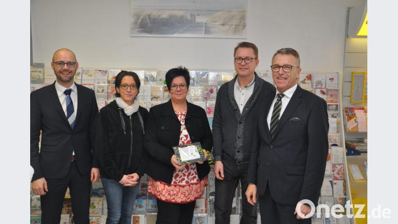 Silvia Schneider hat das Schreibwarengeschäft Weinmann am Marktplatz übernommen. Der neuen Inhaberin gratulierte auch Bürgermeister Franz Stahl und überreichte ein Stadtwappen. Im Bild (von links): Thomas Bäuml, Firmenkundenberater der Volksbank Raiffeisenbank Nordoberpfalz, Mitarbeiterin Daniela Schiller, Silvia und Stefan Schneider, Bürgermeister Franz Stahl. Bild: ws