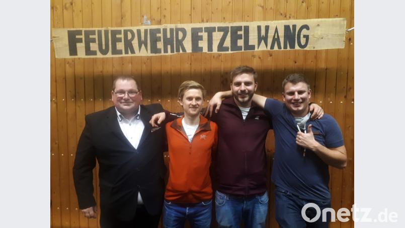 Turnierleiter Benjamin Rischkau (links) mit den drei Besten der zwölften Etzelwanger Pokermeisterschaft. Nach fast acht Stunden Spielzeit siegt Veit Binder (Zweiter von rechts) vor Moritz Bielesch (Zweiter von links) und Markus Hertlein (rechts). Bild: exb
