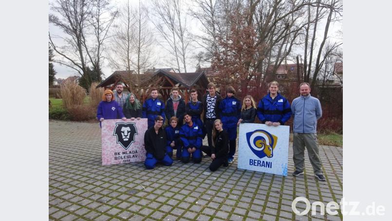 Schüler der Bauberufsschule Pilsen kamen an die Private Berufsschule des St. Michaels-Werk Grafenwöhr. Gemeinsam gestalteten sie mit den BVJ-Schülern des Bereichs &quot;Farbe&quot; Logos von Eishockey-Mannschaften. Bild: wrm