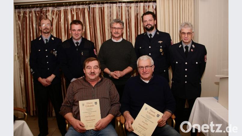 Josef Zwerenz und Alois Käs (vorne von links) sind die neuen Ehrenmitglieder der Feuerwehr Fuchsmühl. Die Glückwünsche übermitteln zweiter Kommandant Markus Ulrich, Kommandant Christian Höcht, Bürgermeister Wolfgang Braun, zweiter Vorsitzender Sebastian Käs und Vorsitzender Edwin Ulrich (hinten von links). Bild: wro