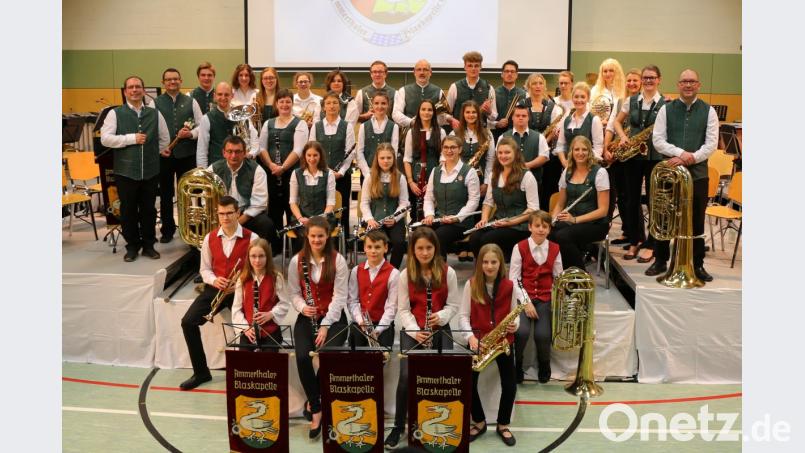 35 Jahre Blaskapelle Ammerthal. Beim Jahreskonzert war wieder jeder
Platz in der Mehrzweckhalle besetzt. Links: Dirigent Manuel Jung, daneben
Vorsitzender Daniel Haller. Bild: oe