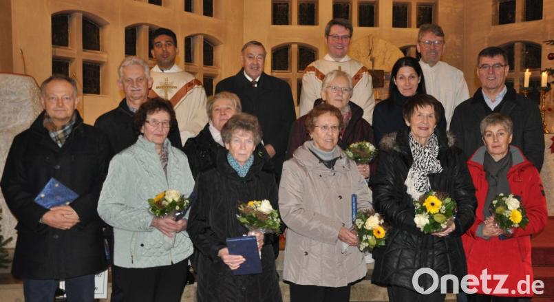 Blumensträuße und Dank gab es für die langjährigen Helfer der Pfarrgemeinde St. Stephanus. Bild: Hirsch