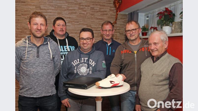 Peter Meier (Zweiter von links) steht weiterhin an der Spitze der Alten Herren im TSV Flossenbürg. Unterstützung kommt von Jürgen Pohl, Matthias Someschan, Hans Träger, Jürgen Geyer und Karl Birkner (von links). Bild: nm Bild: nm