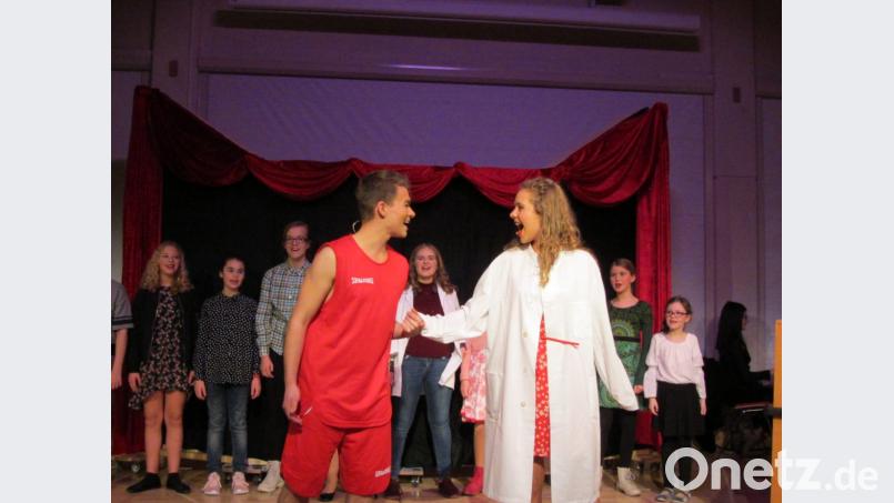 Amanda Rexhausen und Jakob Brüll brillieren in den Hauptrollen als Troy und Gabriella. Bild: aks