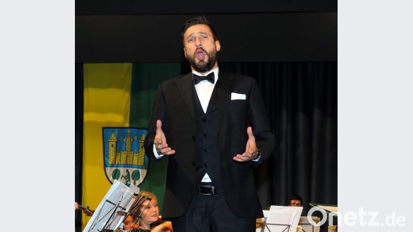 Der Star des Abends ist Ivan Naumovski. Mit der Leichtigkeit und Eleganz der Profiklasse singt er sich in die Herzen des Publikums. Bild: ubb